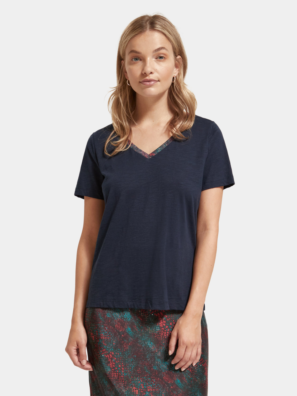 Contrast neckline v-neck t-shirt - Scotch & Soda AU