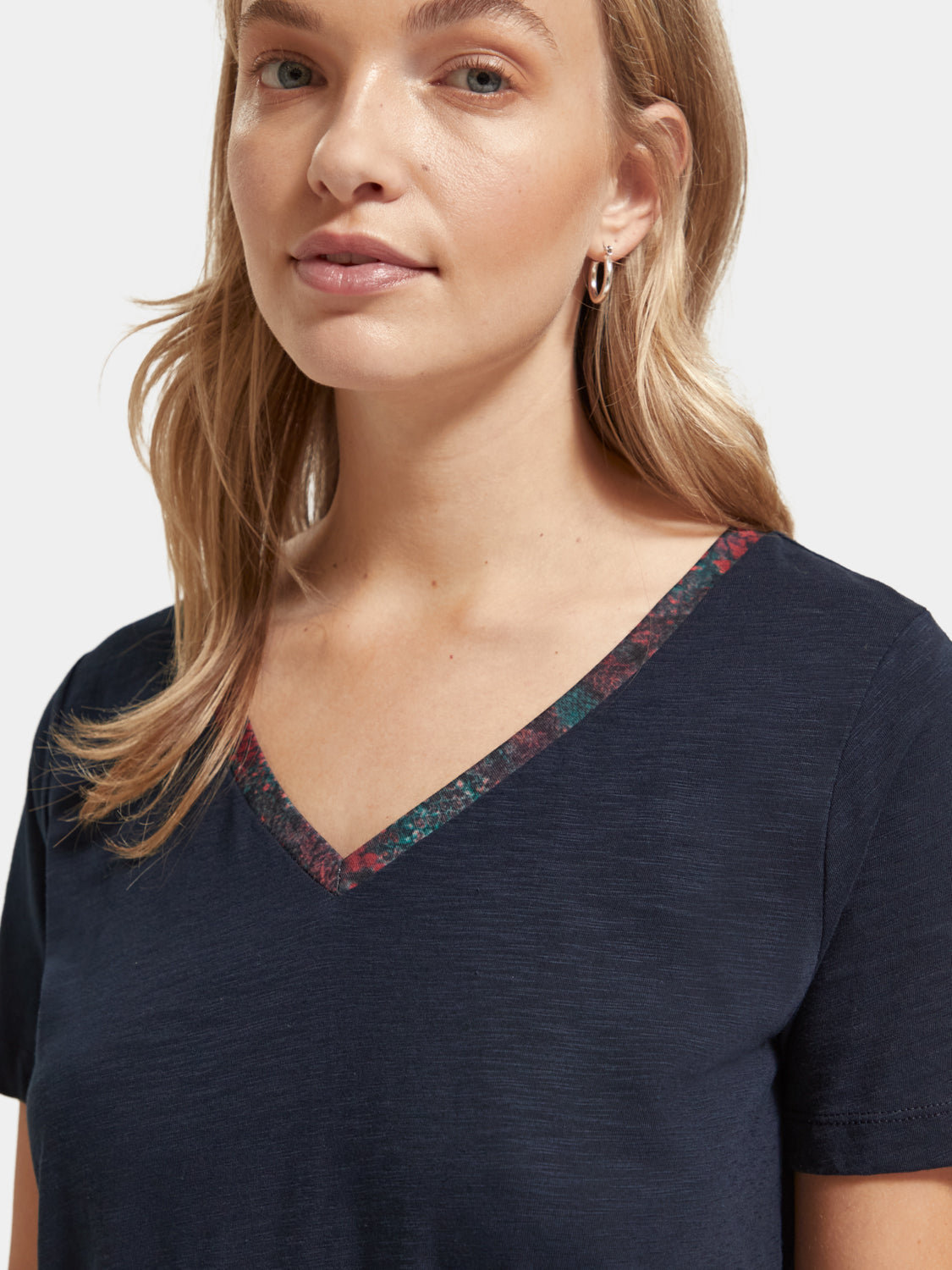 Contrast neckline v-neck t-shirt - Scotch & Soda AU