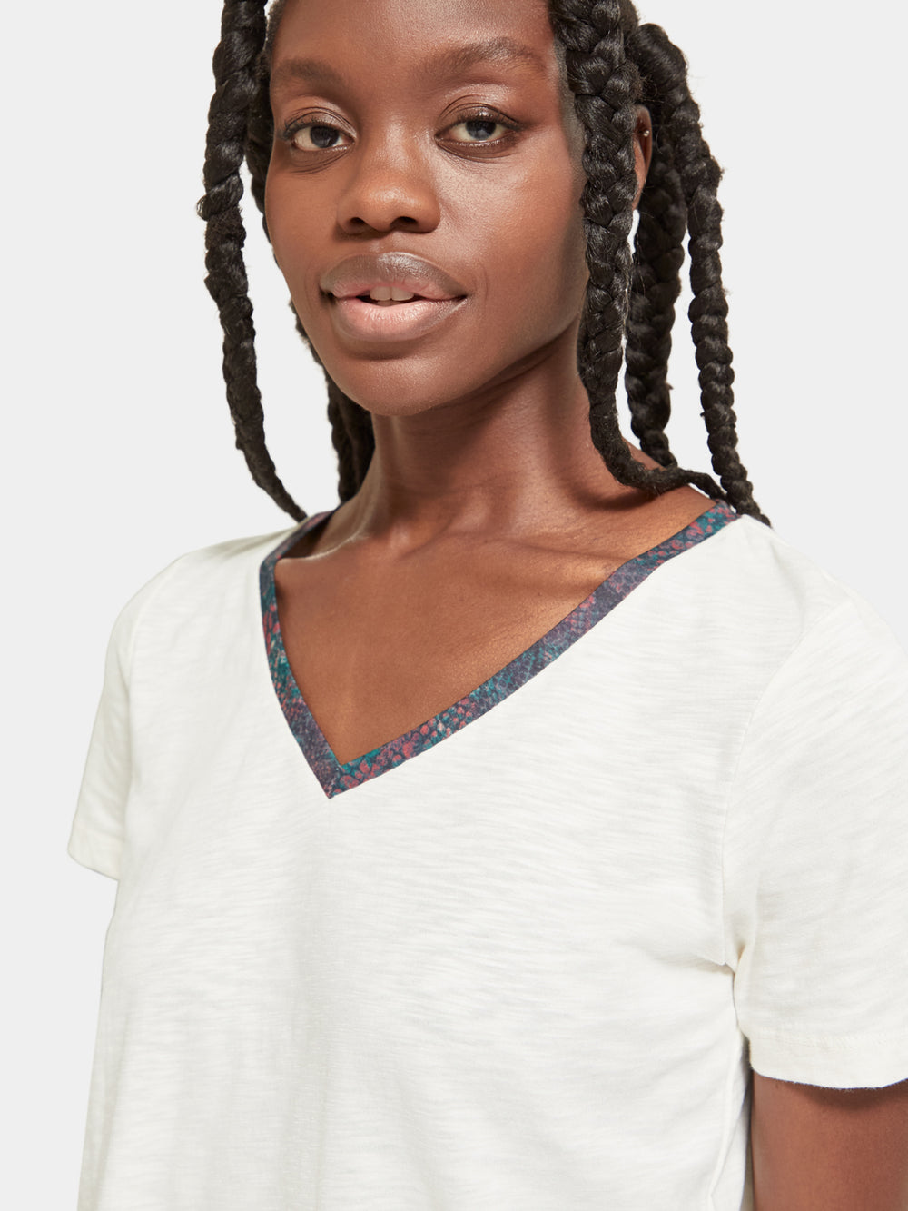 Contrast neckline v-neck t-shirt - Scotch & Soda AU